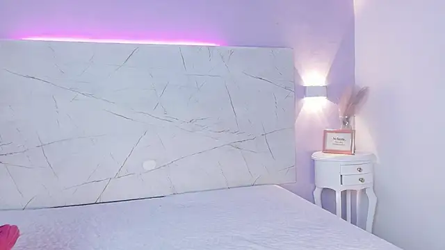 AbrilBrent online show from September 26, 8:02 pm