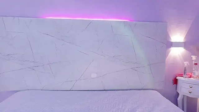 AbrilBrent online show from October 17, 6:21 pm