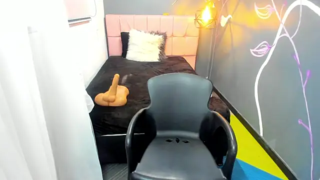 EmmaaEvans  online show from December 4, 3:21 pm