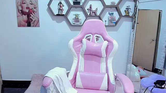 SharonSander online show from June 4, 11:00 pm