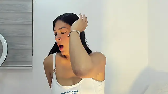 Snapshot of bella_hadid1_ chatting on February 19, 3:57 am bella hadid1 online show from February 19, 3:57 am