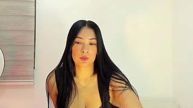 Snapshot of bella_hadid1_ chatting on March 4, 4:51 am bella hadid1 online show from March 4, 4:51 am