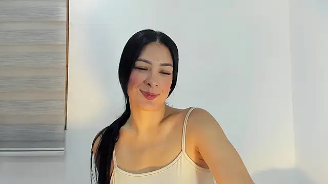 Snapshot of bella_hadid1_ chatting on March 21, 12:26 am bella hadid1 online show from March 21, 12:26 am