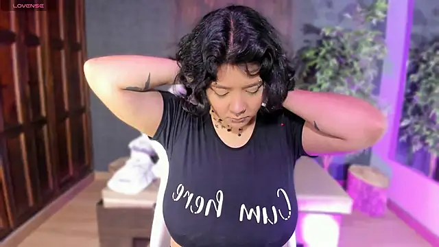 Snapshot of Evelynn chatting on November 5, 10:59 am Evelynn online show from November 5, 10:59 am