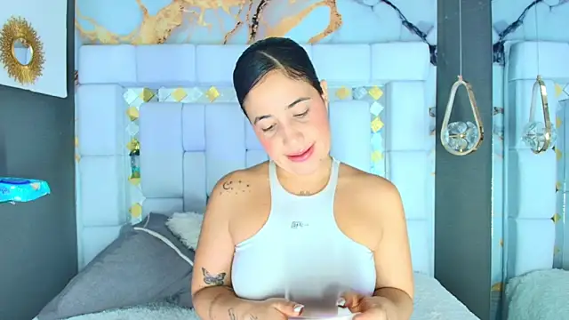 Snapshot of emily_madrid chatting on October 1, 5:35 am emily madrid online show from October 1, 5:35 am