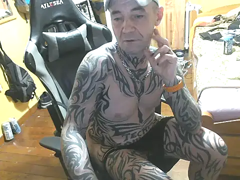 Snapshot of Tomi18cmm2 chatting on February 15, 8:49 pm Tomi18cmm2 online show from February 15, 8:49 pm