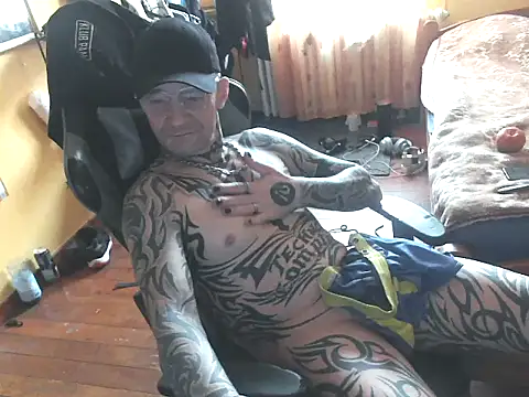 Snapshot of Tomi18cmm2 chatting on April 5, 1:19 pm Tomi18cmm2 online show from April 5, 1:19 pm