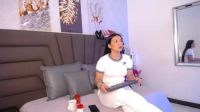 Sofi Perez  online show from May 18, 11:16 am