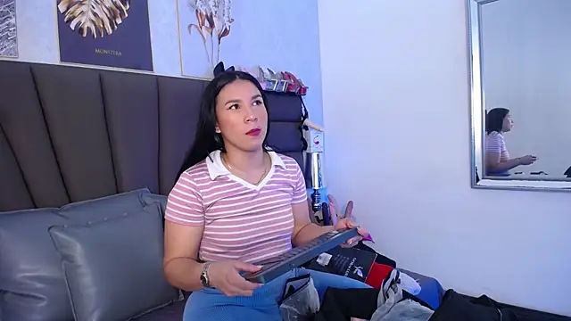 Sofi Perez  online show from May 19, 11:16 am