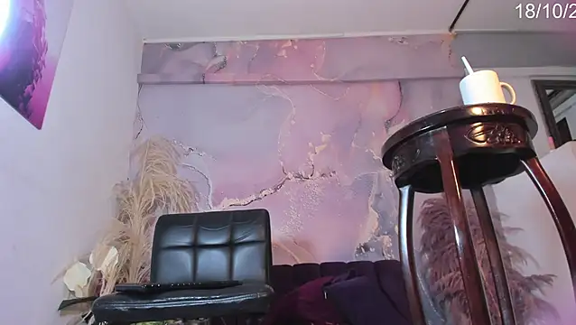 Snapshot of VALERIAQUEENTS chatting on October 18, 1:23 pm VALERIAQUEENTS online show from October 18, 1:23 pm