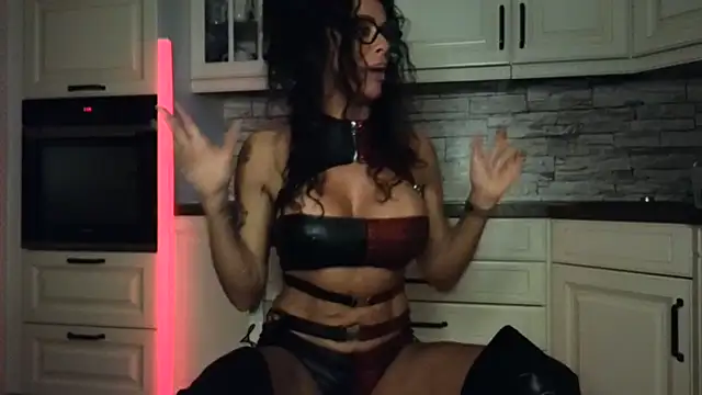 Snapshot of Misses-Cougar chatting on February 27, 6:29 am Misses-Cougar online show from February 27, 6:29 am