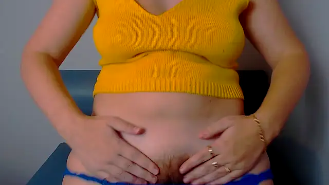 Snapshot of Longhairgirl chatting on January 4, 1:42 pm Longhairgirl online show from January 4, 1:42 pm