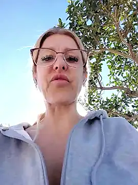 Snapshot of blondyruby chatting on February 23, 10:34 am blondyruby online show from February 23, 10:34 am