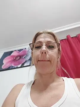 Snapshot of blondyruby chatting on March 5, 9:33 pm blondyruby online show from March 5, 9:33 pm