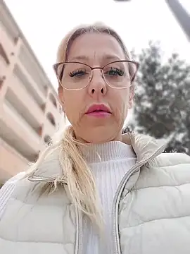 Snapshot of blondyruby chatting on March 7, 12:24 pm blondyruby online show from March 7, 12:24 pm