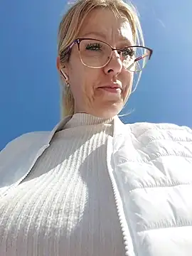 Snapshot of blondyruby chatting on March 9, 9:46 am blondyruby online show from March 9, 9:46 am