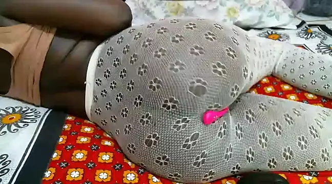 Snapshot of hot_cupcake01 chatting on December 12, 1:32 am hot cupcake01 online show from December 12, 1:32 am