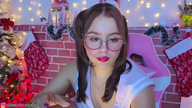 Snapshot of Juanelopez1 chatting on December 5, 5:05 am Juanelopez1 online show from December 5, 5:05 am