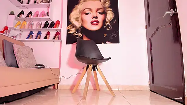 alisiadreams22 online show from March 20, 10:36 pm