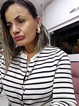 sweetfantasyy69 online show from May 22, 1:13 am
