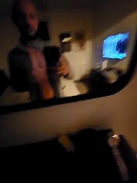 Snapshot of Guitccch chatting on November 18, 12:38 am Guitccch online show from November 18, 12:38 am