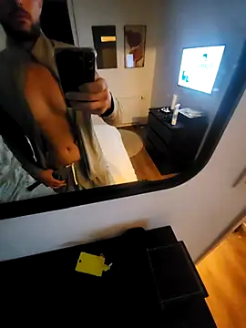 Snapshot of Guitccch chatting on November 18, 11:15 pm Guitccch online show from November 18, 11:15 pm