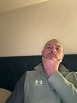 Snapshot of Guitccch chatting on February 13, 1:12 am Guitccch online show from February 13, 1:12 am