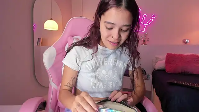 violeth hill online show from March 5, 8:00 pm