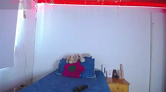 Snapshot of juli05star20 chatting on December 7, 12:24 pm juli05star20 online show from December 7, 12:24 pm