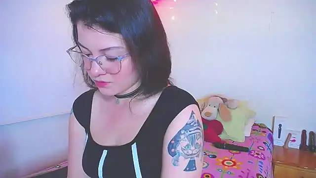 Snapshot of juli05star20 chatting on January 11, 12:44 am juli05star20 online show from January 11, 12:44 am