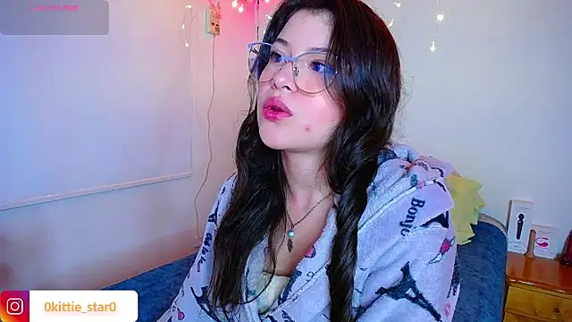 Snapshot of juli05star20 chatting on January 25, 1:32 am juli05star20 online show from January 25, 1:32 am