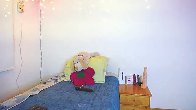 Snapshot of juli05star20 chatting on February 6, 1:27 am juli05star20 online show from February 6, 1:27 am