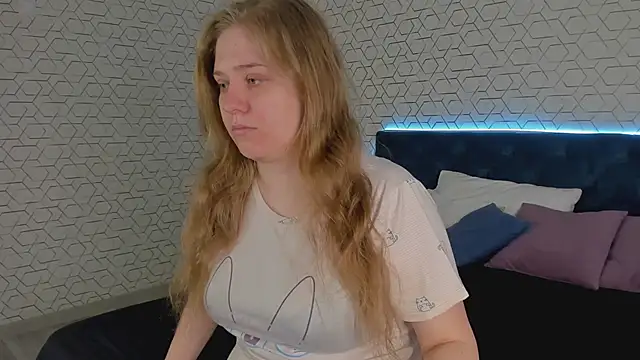 Snapshot of Megan_Violer chatting on April 15, 5:20 pm Megan Violer online show from April 15, 5:20 pm