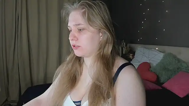 Snapshot of Megan_Violer chatting on April 16, 5:25 pm Megan Violer online show from April 16, 5:25 pm