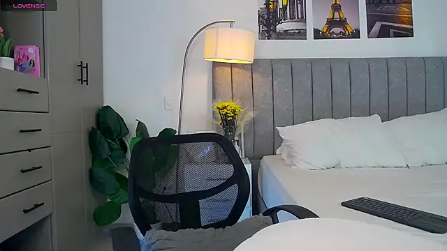 caralella online show from November 27, 8:00 pm