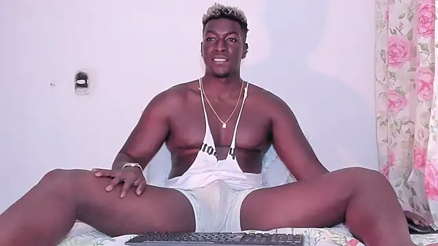 Snapshot of michaell_james7 chatting on December 30, 2:09 am michaell james7 online show from December 30, 2:09 am