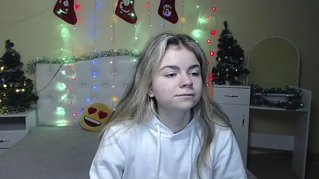 Snapshot of TinaRedly chatting on December 13, 6:31 am TinaRedly online show from December 13, 6:31 am