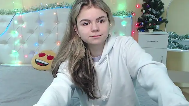 Snapshot of TinaRedly chatting on December 13, 9:35 am TinaRedly online show from December 13, 9:35 am