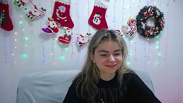 Snapshot of TinaRedly chatting on December 17, 12:34 am TinaRedly online show from December 17, 12:34 am