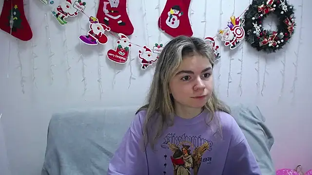 Snapshot of TinaRedly chatting on December 18, 2:42 am TinaRedly online show from December 18, 2:42 am
