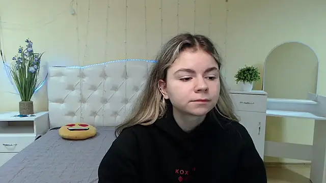 Snapshot of TinaRedly chatting on January 19, 6:42 am TinaRedly online show from January 19, 6:42 am