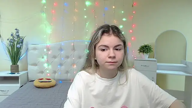 Snapshot of TinaRedly chatting on January 19, 10:39 am TinaRedly online show from January 19, 10:39 am