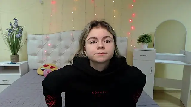 Snapshot of TinaRedly chatting on January 22, 4:13 am TinaRedly online show from January 22, 4:13 am