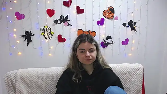 Snapshot of TinaRedly chatting on February 3, 6:28 pm TinaRedly online show from February 3, 6:28 pm