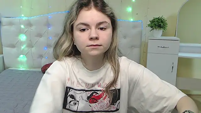 Snapshot of TinaRedly chatting on February 4, 3:44 am TinaRedly online show from February 4, 3:44 am