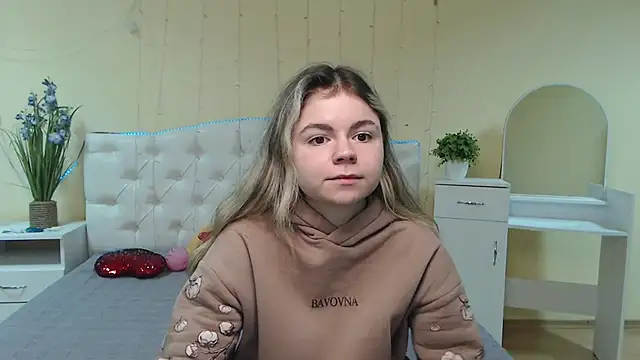 Snapshot of TinaRedly chatting on February 5, 6:13 am TinaRedly online show from February 5, 6:13 am