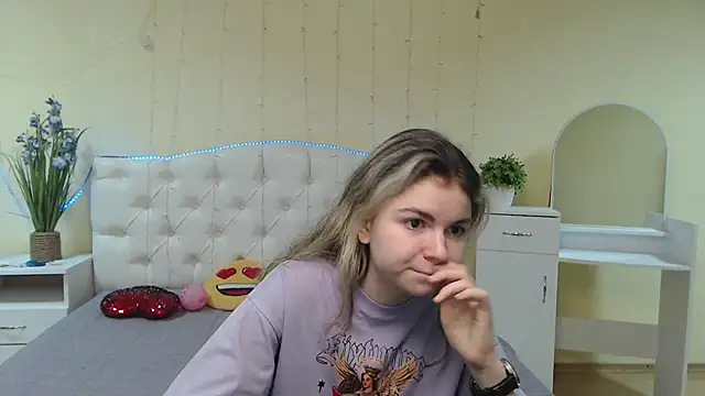 Snapshot of TinaRedly chatting on February 5, 1:33 pm TinaRedly online show from February 5, 1:33 pm