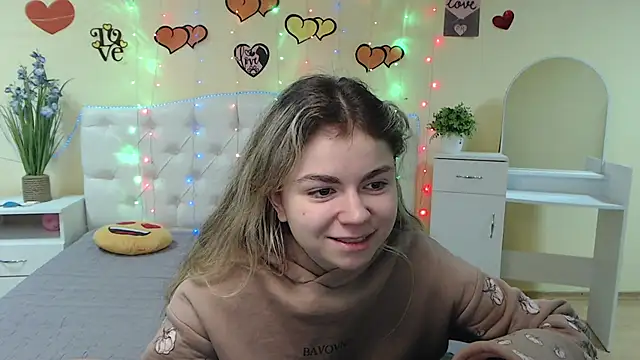 Snapshot of TinaRedly chatting on February 17, 10:03 pm TinaRedly online show from February 17, 10:03 pm