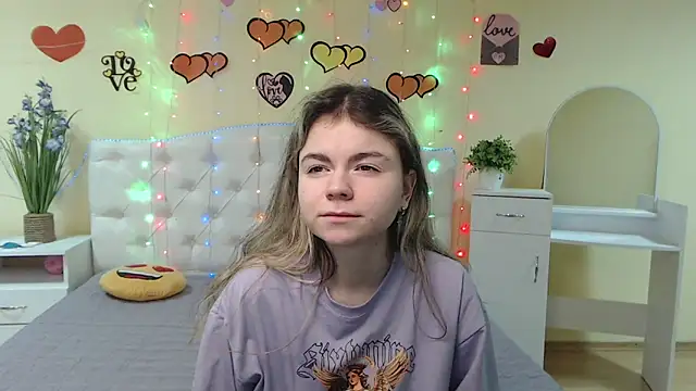 Snapshot of TinaRedly chatting on February 18, 1:10 am TinaRedly online show from February 18, 1:10 am