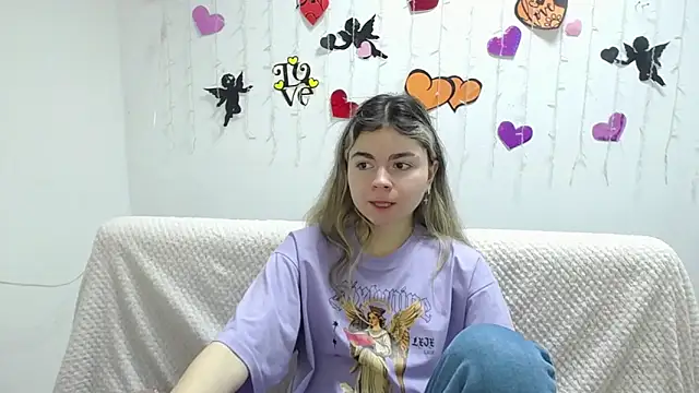 Snapshot of TinaRedly chatting on February 23, 9:22 am TinaRedly online show from February 23, 9:22 am